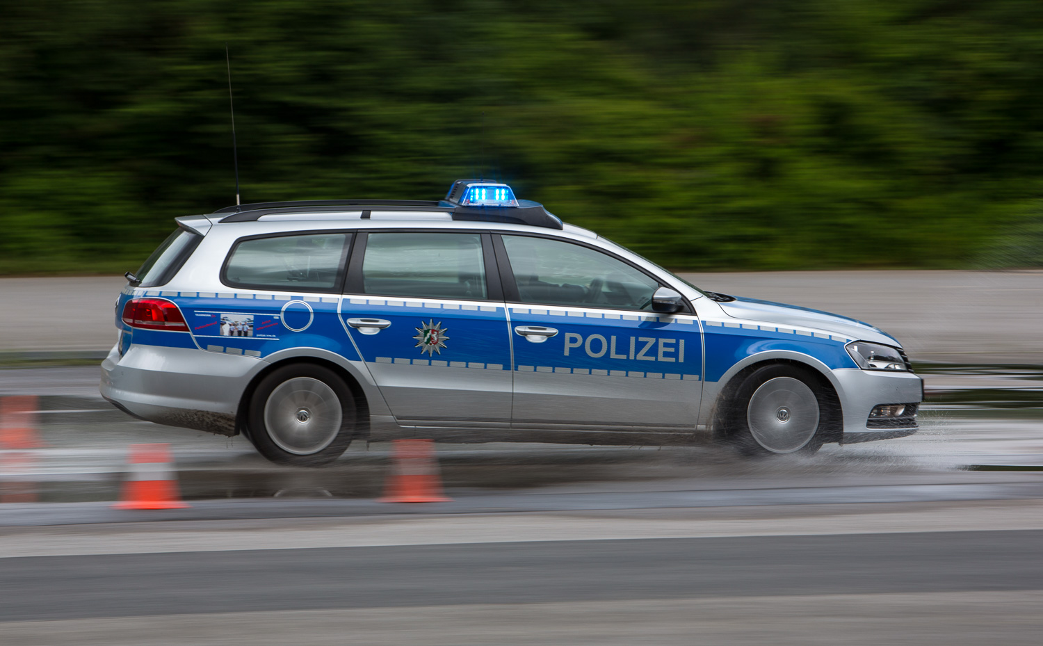 Ausbildung bei der Polizei - Fahrsicherheitstraining, Bremsung bei Nässe