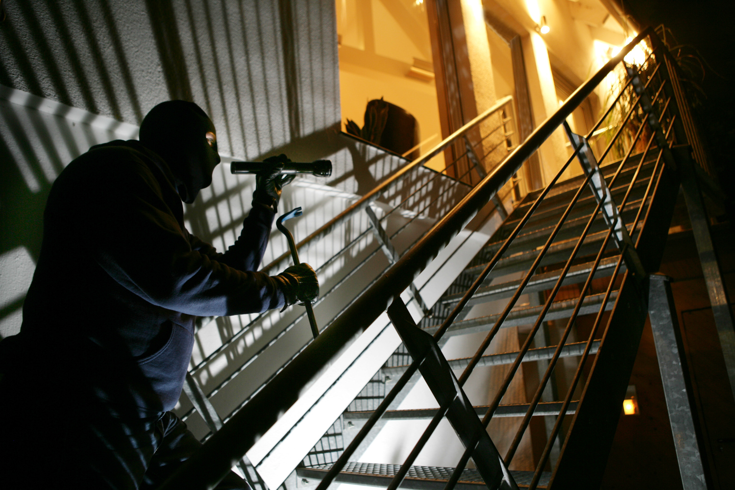 Einbrecher auf Treppe
