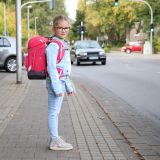 Schulkind möchte die Straße überqueren