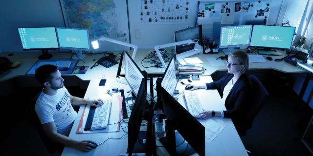 Carsten Hambloch und Manuela Fischer jagen virtuelle Täter im Netz