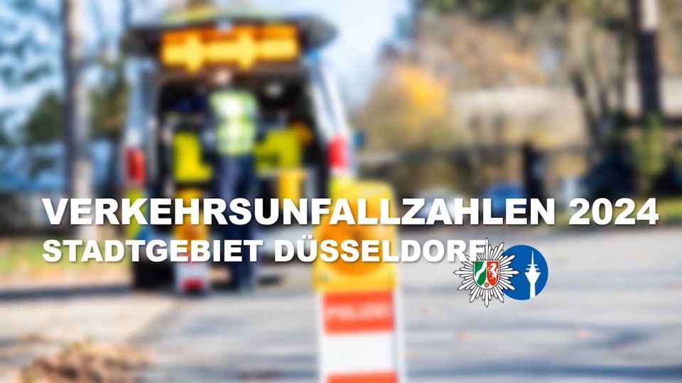 Symbolbild Absicherung bei Verkehrsunfall mit Schriftzug "Verkehrsunfallzahlen 2024 Stadtgebiet Düsseldorf" im Vordergrund