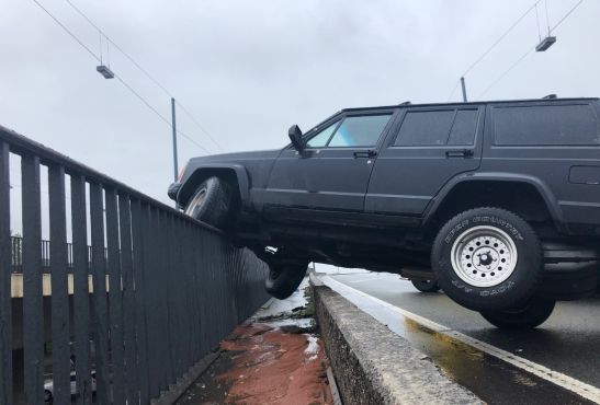 Jeep auf Brückengeländer