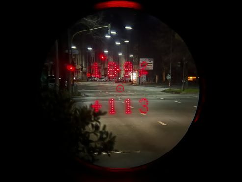 Ein Blick durch das Visier eines Lasermessgeräts.