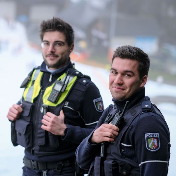 Besonderer Arbeitsplatz: die Polizeikommissare Niklas Beermann (links) und Moritz Bücker am Skihang in Winterberg