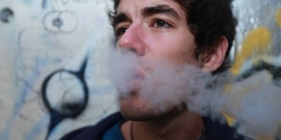Jugendlicher raucht
