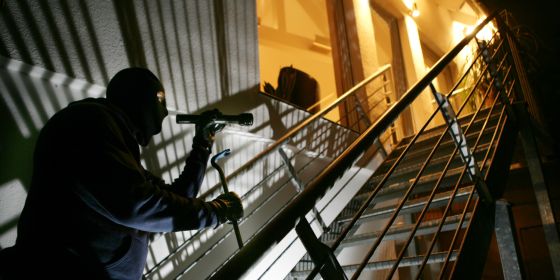 Einbrecher auf Treppe